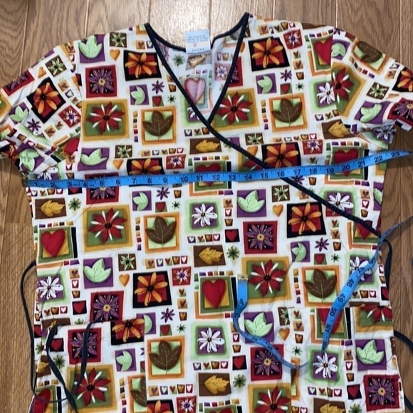 O2 Scrubs Fall Autumn Leaves Women's Scrub  Top Tie up Back (Size Medium) - Picture 4 of 8